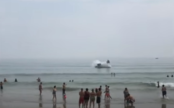VIDEO Momentul când un avion se prăbușește în apă, lângă o plajă plină cu turiști