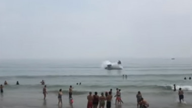Un avion de mici dimensiuni care tracta un banner s-a prăbușit în ocean, lângă o plajă aglomerată