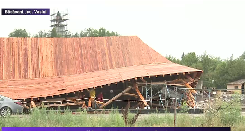 O construcție în valoare de 1,5 milioane de euro, menită să marcheze Bătălia de la Podul Înalt, s-a prăbușit înainte de inaugurare