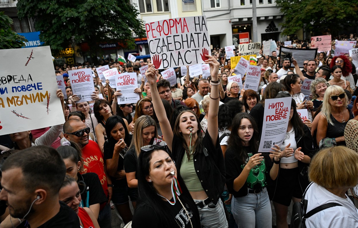 Protest în Bulgaria după ce o tânără a fost tăiată de 100 ori cu cuţitul de fostul ei iubit, iar justiția a decis că sunt răni „uşoare”