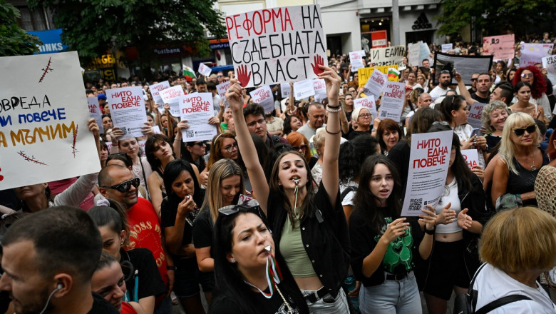 Protest în Bulgaria după ce o tânără a fost tăiată de 100 ori cu cuţitul de fostul ei iubit, iar justiția a decis că sunt răni „uşoare”