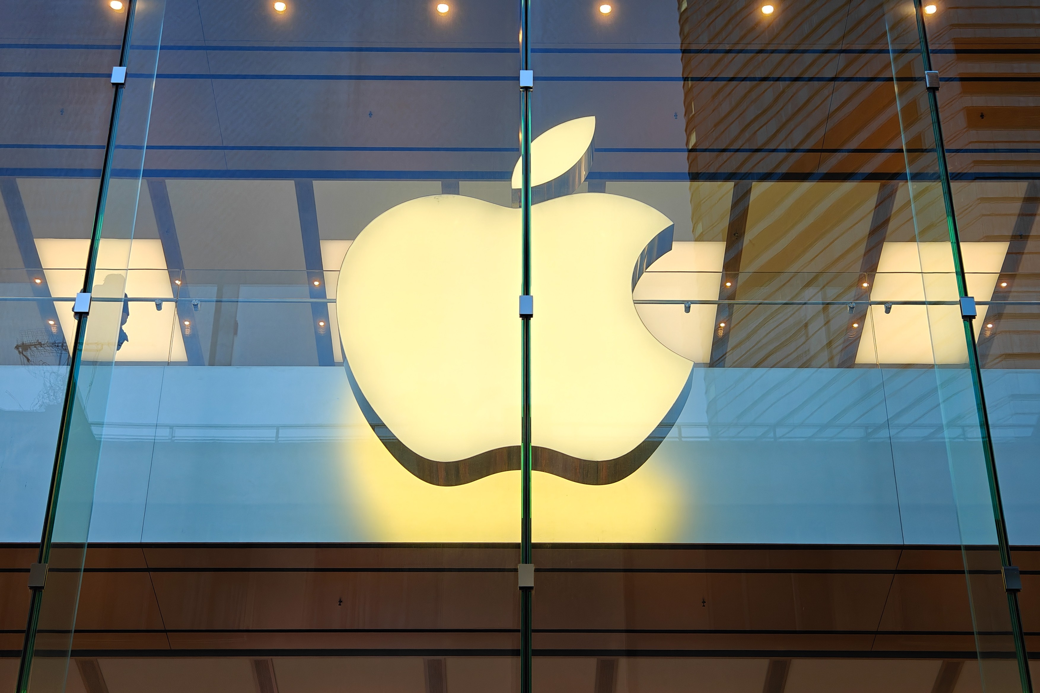 Vânzările de iPhone continuă să scadă. Cifrele de afaceri Apple se află în declin, pentru al treilea trimestru consecutiv