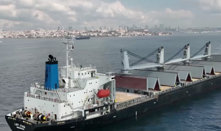 Blocaj pe Dunărea maritimă, peste 60 de nave s-au aglomerat pe traseu. Azi, un un convoi agabaritic încurcă și mai mult situația