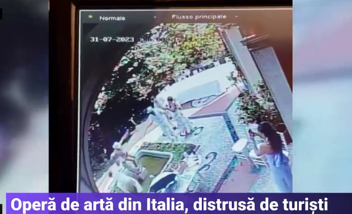 Mai mulți turiști au vrut să-și facă poză cu o statuie de 150 de ani și au ajuns să o distrugă. Momentul a fost surprins în imagini