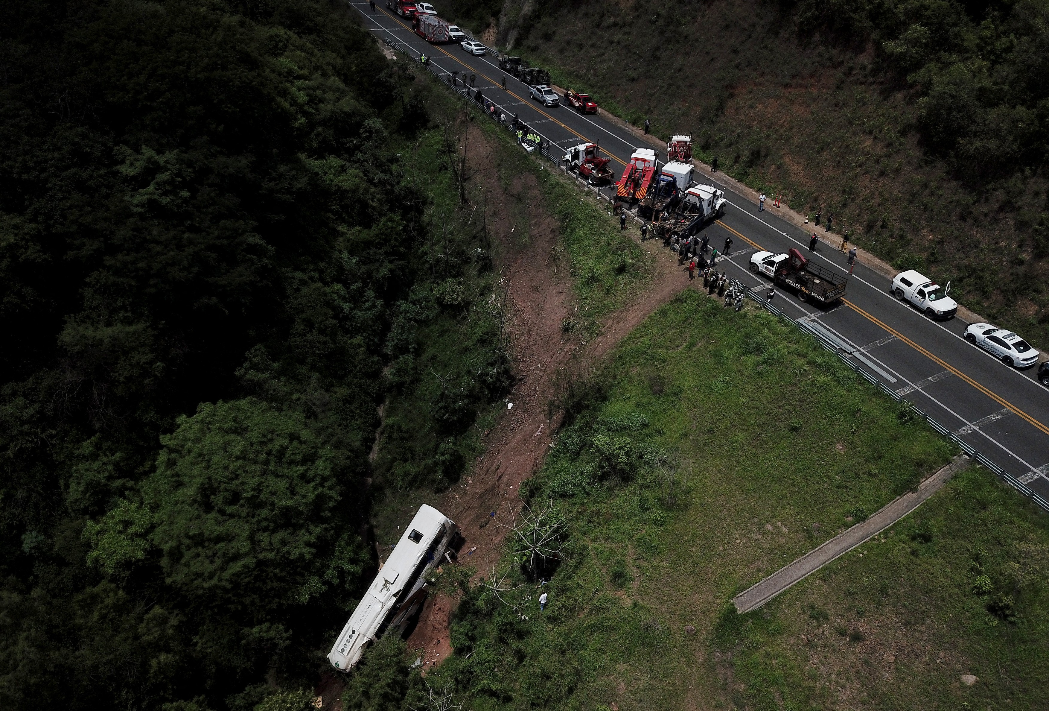 Un autobuz cu migranți s-a prăbușit într-o râpă în Mexic. Cel puțin 17 persoane au murit