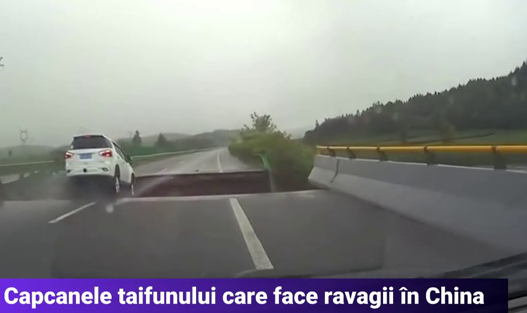 Momentul în care o mașină cade într-o groapă adâncă care s-a format pe un drum din China, în urma inundațiilor