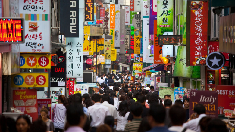 aglomeratie de oameni in piata Myeongdong din Coreea de Sud