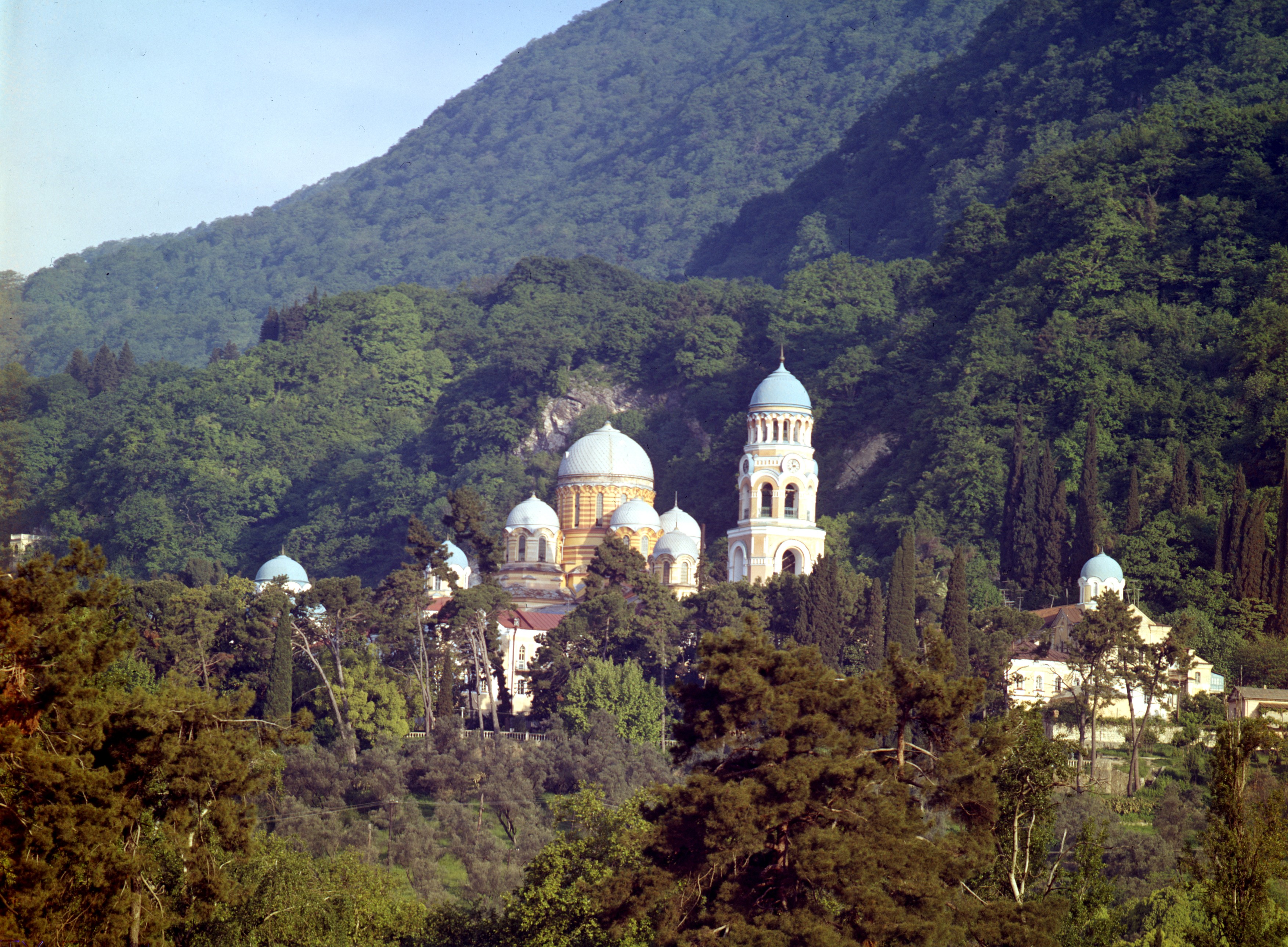 Răspunsul MAE în cazul românului împușcat de un preot pe Muntele Athos