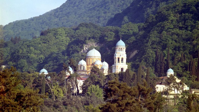 o mănăstire înconjurată de vegetație pe Muntele Athos, vedere panoramică