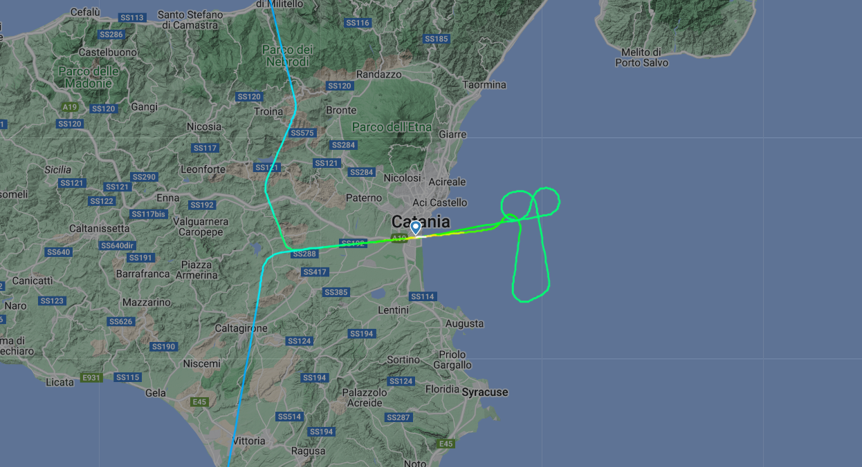 După ce zborul său a fost deviat, un pilot a desenat pe cer deasupra Siciliei un simbol care arată clar cât l-a nemulțumit decizia