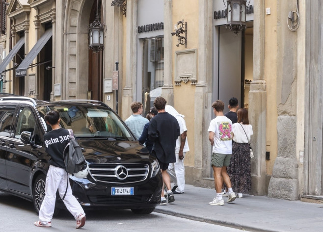 *PREMIUM-EXCLUSIVE* *MUST CALL FOR PRICING* The American Rapper Kanye West and his partner, the Architectural designer and Kim K lookalike Bianca Censori spotted out in the Italian city of Florence.
*PICTURES TAKEN ON 01/08/2023*