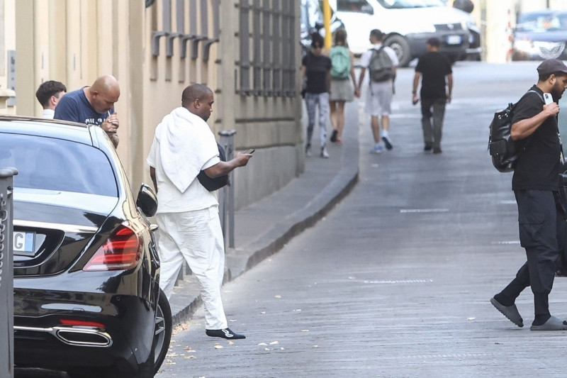 *PREMIUM-EXCLUSIVE* *MUST CALL FOR PRICING* The American Rapper Kanye West and his partner, the Architectural designer and Kim K lookalike Bianca Censori spotted out in the Italian city of Florence.
*PICTURES TAKEN ON 01/08/2023*