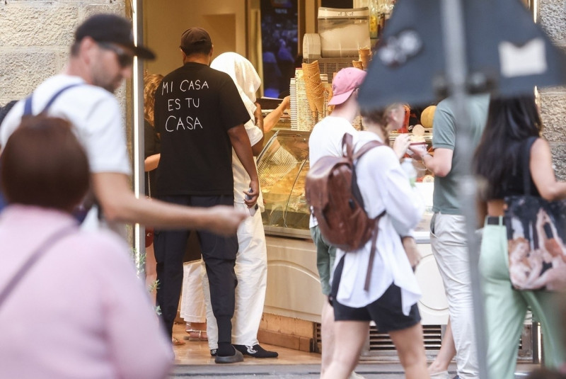 *PREMIUM-EXCLUSIVE* *MUST CALL FOR PRICING* The American Rapper Kanye West and his partner, the Architectural designer and Kim K lookalike Bianca Censori spotted out in the Italian city of Florence.
*PICTURES TAKEN ON 01/08/2023*