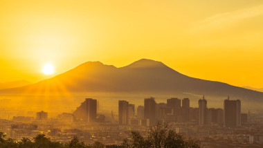 Soarele răsare deasupra muntelui Vezuviu și a orașului Napoli