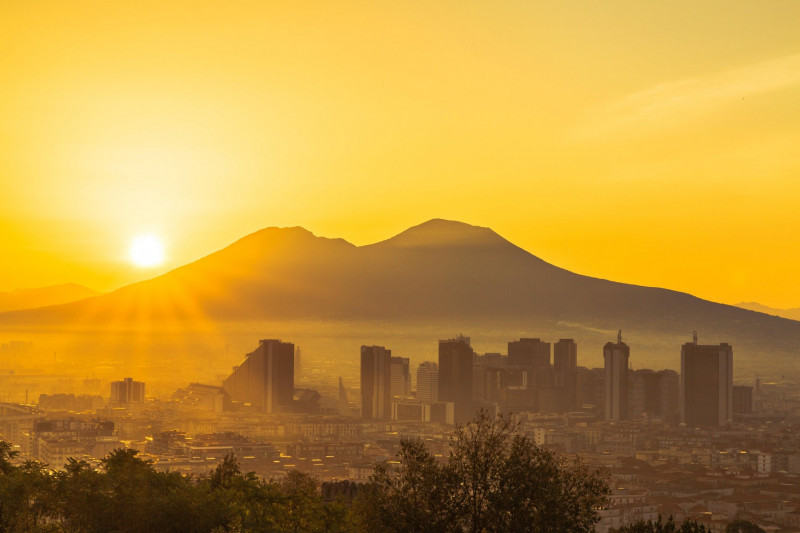 Soarele răsare deasupra muntelui Vezuviu și a orașului Napoli