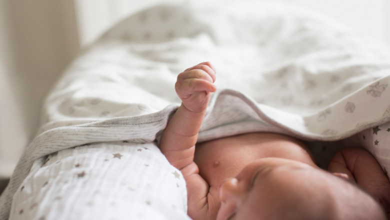 bebelus nou nascut cu mana riidicata