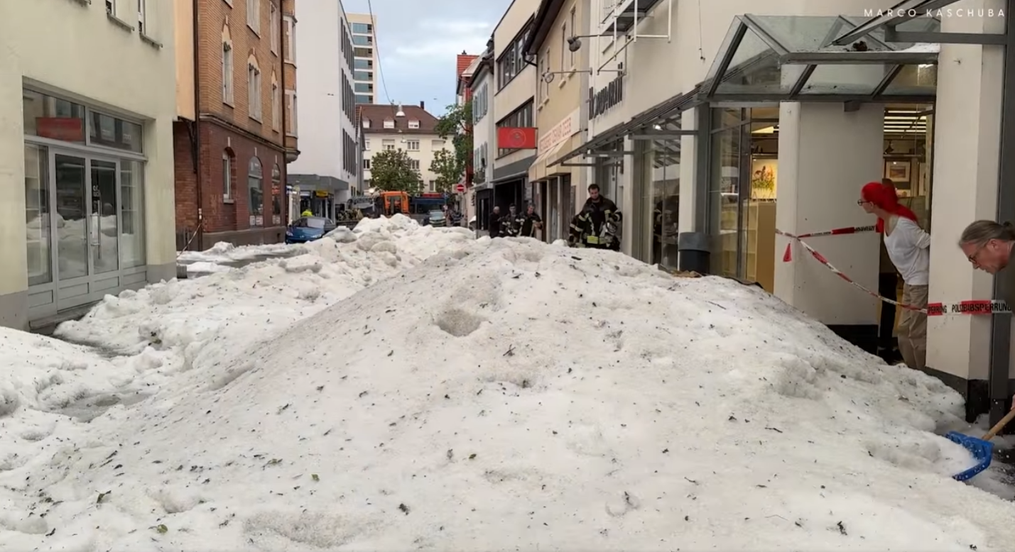 Ploi "de proporții biblice" și inundații. Strat de 30 cm de grindină în Germania, o alunecare de teren a îngropat o stațiune în Georgia