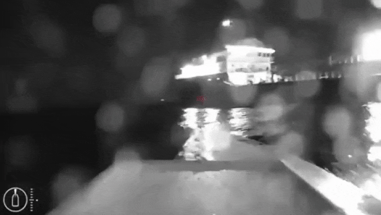 Momentul în care drona ucraineană lovește petrolierul rus SIG din strâmtoarea Kerci