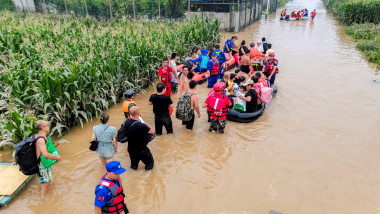 oameni salvati in china din calea inundatiilor