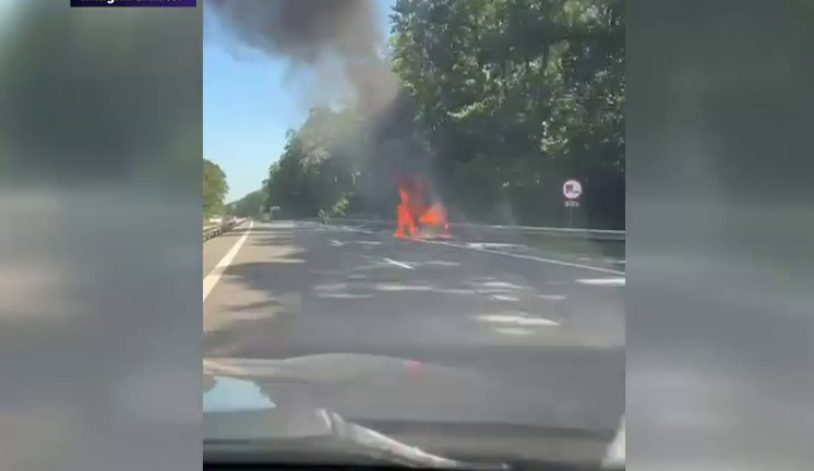 O mașină a luat foc în mers pe A1. Traficul a fost blocat pe sensul de mers către București