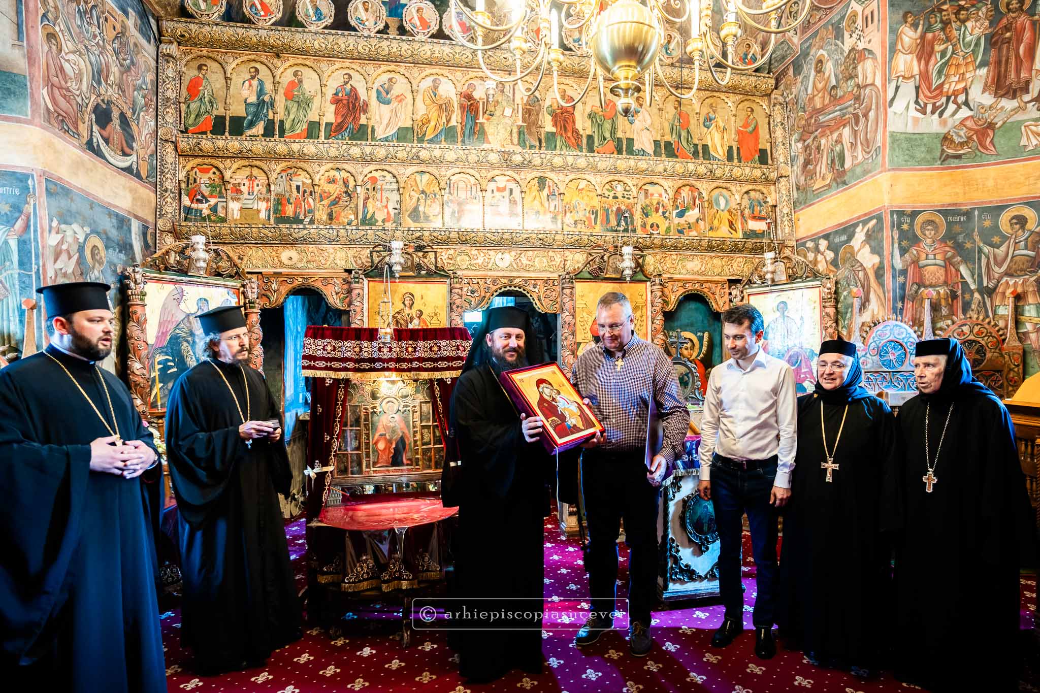 Ciucă a vizitat mănăstirea Voroneț și a primit "Crucea Bucovinei" pentru "susținerea bisericii"
