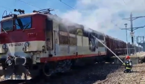 Locomotiva unui tren încărcat cu lemne a luat foc în Sibiu