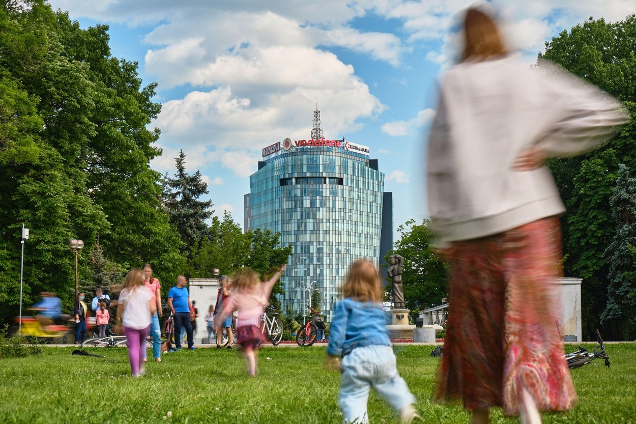 Aproape 50.000 de români au plecat definitiv din țară anul trecut, cel mai mare număr din ultimii 30 de ani. Expert: Va fi și mai rău