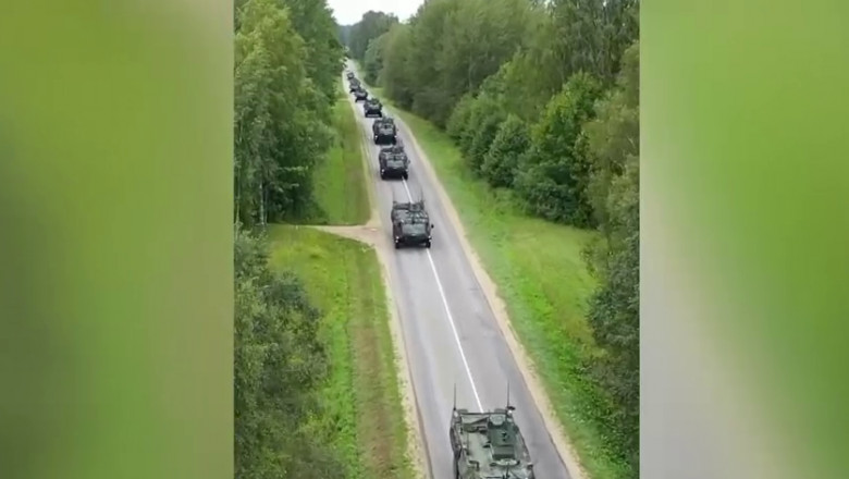 Letonia mută zeci de blindate și sute de soldați la granițele cu Belarus și cu Rusia