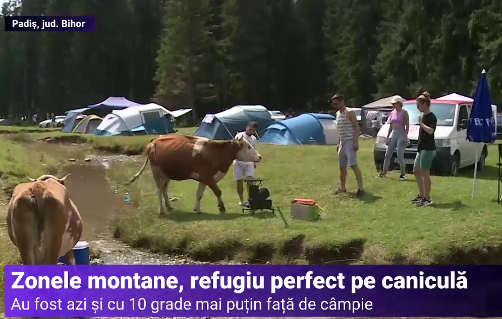 Românii fug de căldura din orașe și se refugiază la munte. Unii au venit și de la zeci de kilometri echipați cu mese și șezlonguri
