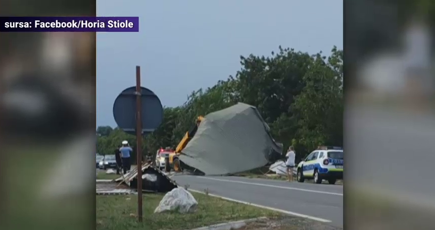 Furtuna a făcut ravagii în Timiș. Acoperișul unei benzinării a fost luat de vânt, iar mai mulţi copaci au căzut pe străzi