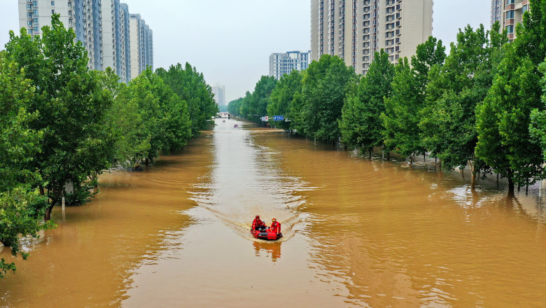 o strada din Zhuozhou provincia Hebei inundată, care arată ca un râu