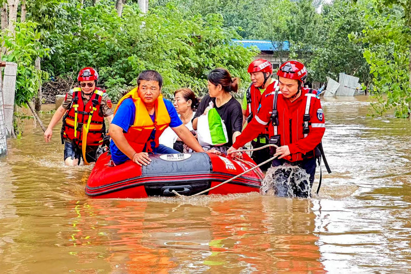 Rescue Teams Rescue and Transfer Trapped People in Zhuozhou City