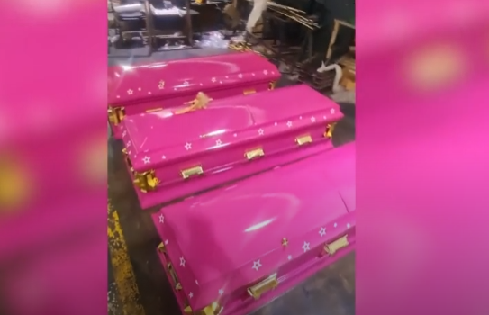 Barbie mania dusă la extrem: O firmă de pompe funebre oferă sicrie roz cu căptuşeală cu imaginea celebrei păpuşi