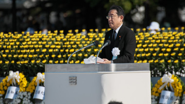 premierul Japoniei vorbeste la microfon