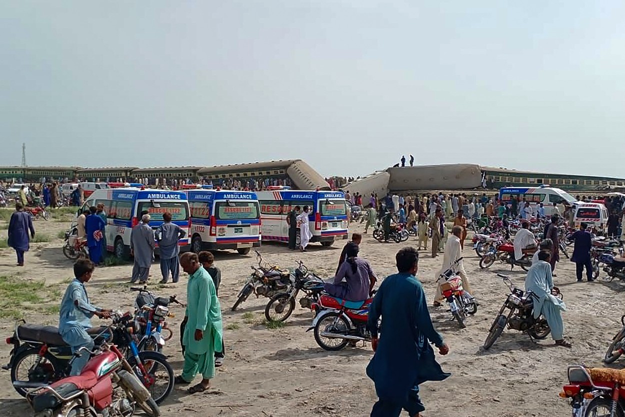 Tragedie feroviară în Pakistan. Cel puțin 19 oameni au murit și alți 50 au fost răniți după ce un tren a deraiat