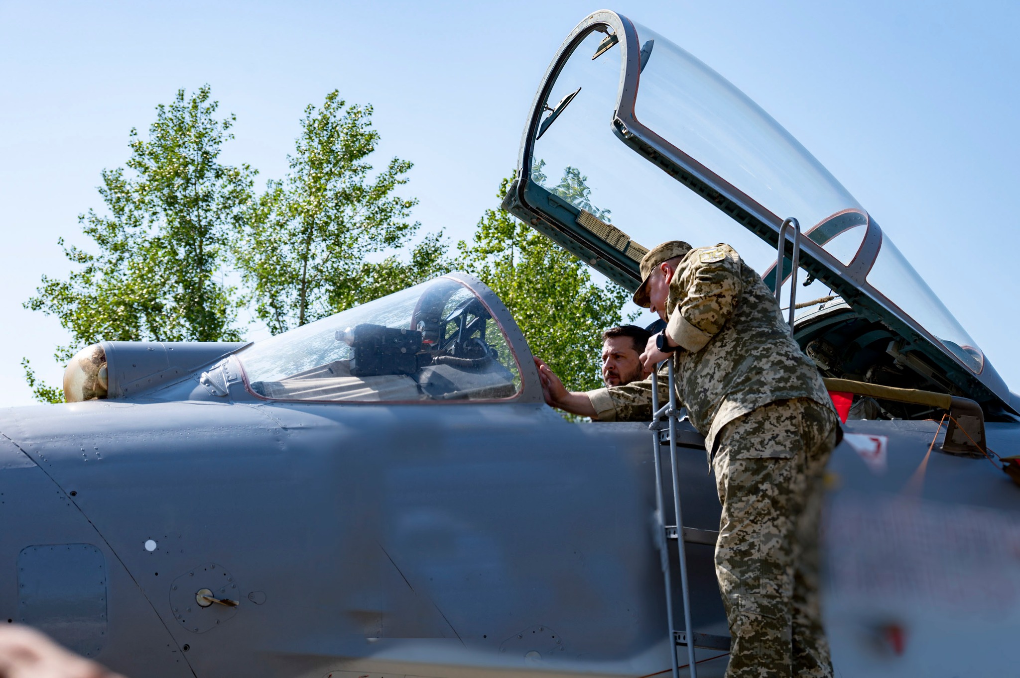Imagini inedite cu Zelenski de Ziua Aviației Militare. Cum a fost surprins președintele Ucrainei