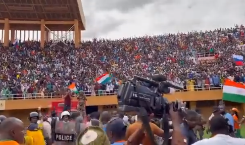 Zeci de mii de susținători ai loviturii de stat din Niger au ieșit în stradă înainte de încheierea ultimatumului vest-african