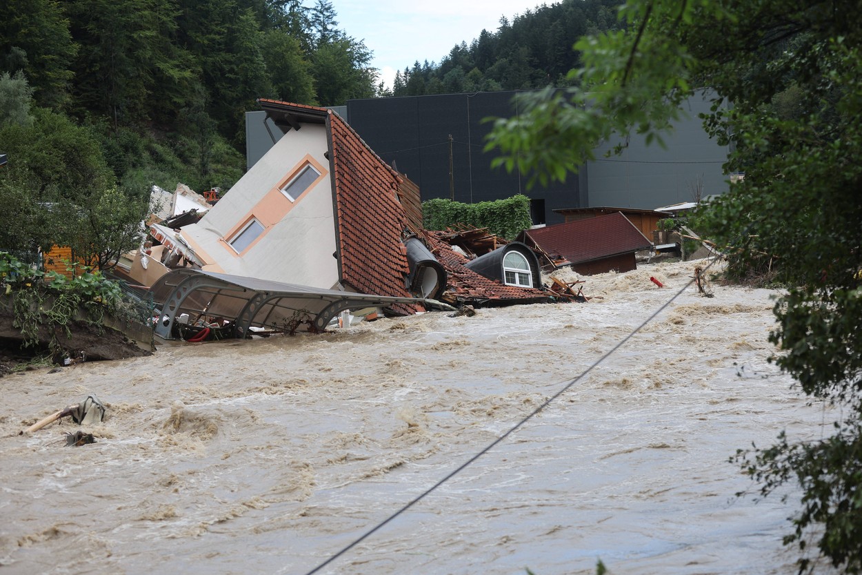 „Cel mai mare dezastru natural din ultimele trei decenii”. Slovenia cere ajutorul UE și NATO după inundațiile devastatoare