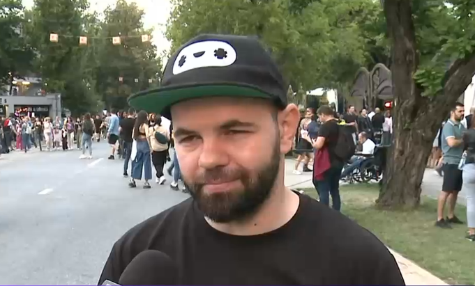Cine e tânărul care flutură steagul României la toate festivalurile și ce reprezintă mesajul pe care îl are desenat