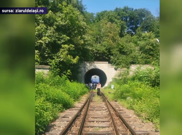 Un tren de la Iași spre București a rămas blocat de două ori pe același traseu