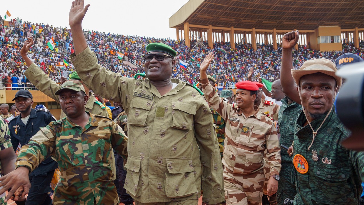 Militarii care au preluat puterea în Niger închid spațiul aerian, de teama unei intervenţii a ţărilor vecine
