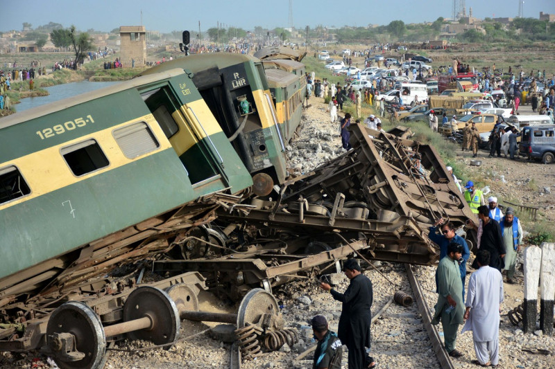 PAKISTAN SANGHAR TRAIN ACCIDENT DEATH TOLL