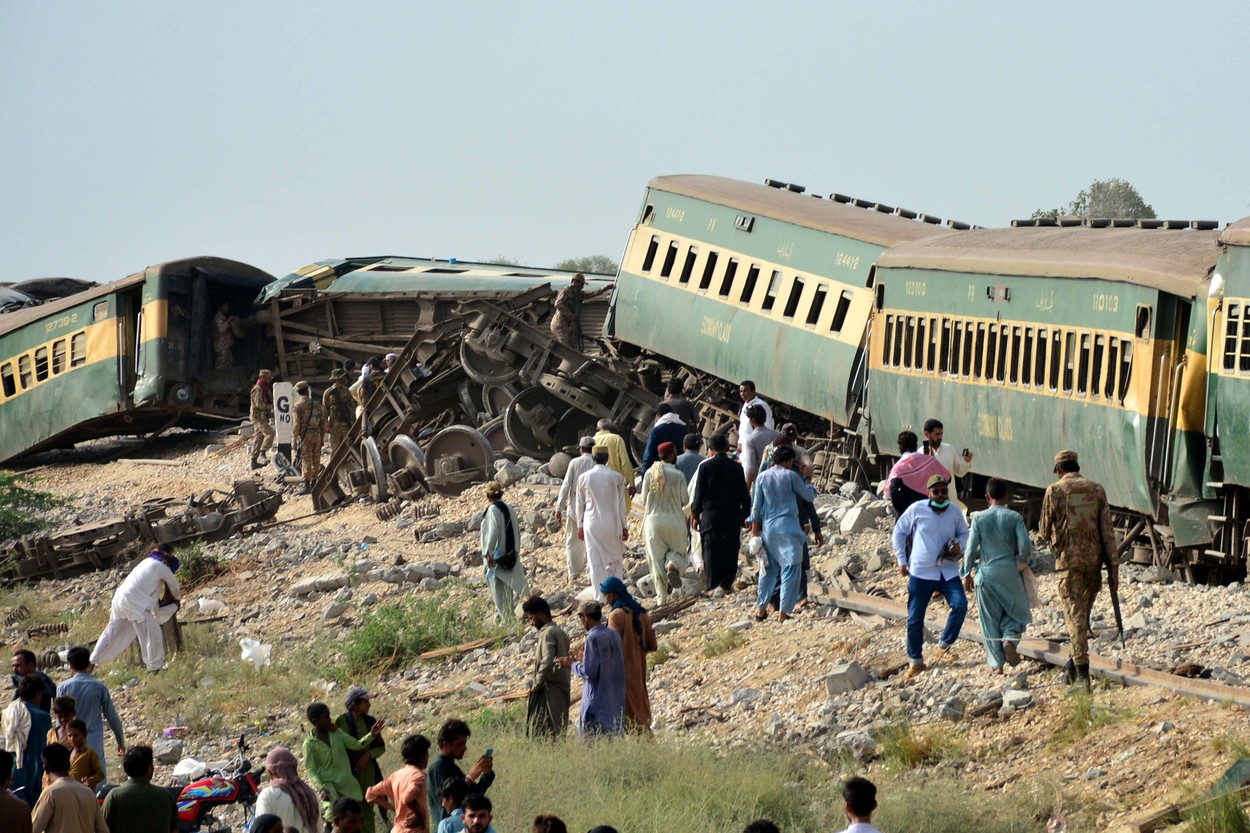 30 de morți și 100 de răniți în tragedia din Pakistan. Trenul deraiat circula cu viteză legală, anchetatorii au două suspiciuni