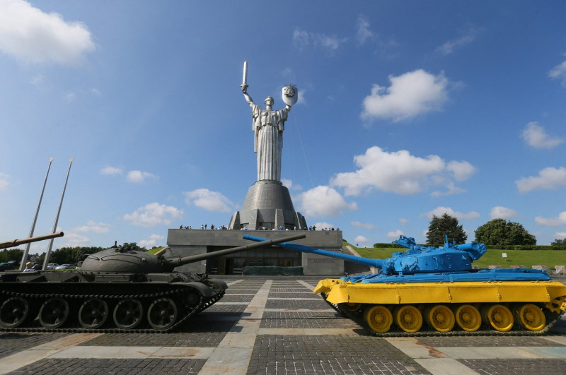 Workers remove the Soviet coat of arms from the shield of the Motherland Monument in Kyiv