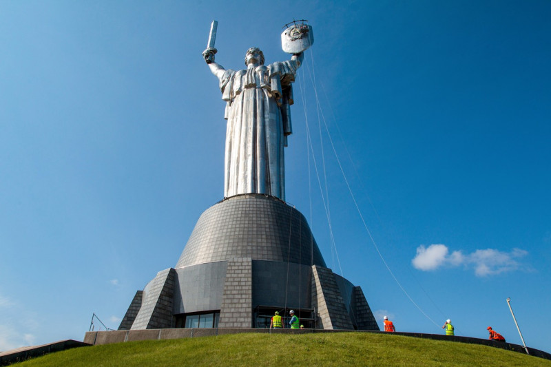 Ukraine: Removing Soviet coat of arms from Motherland Monument in Kyiv