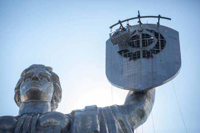 Workers have completed the dismantling of the Soviet coat of arms from the shield of the Motherland Monument - 01 Aug 2023