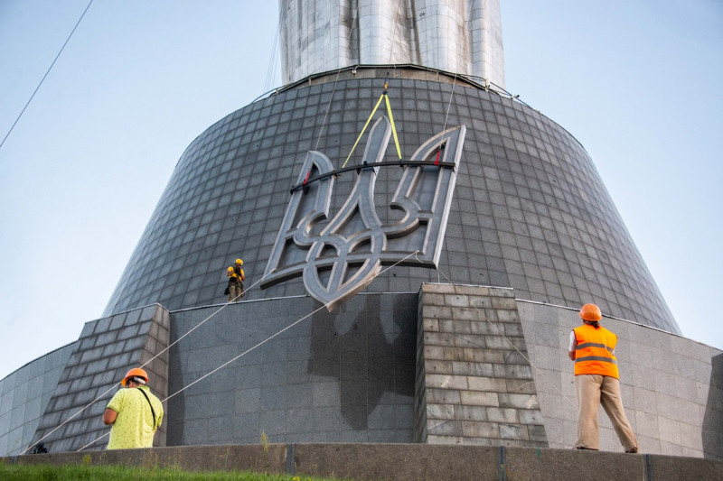 Ukrainian Trident Replaces Former Soviet Emblem In Kiev