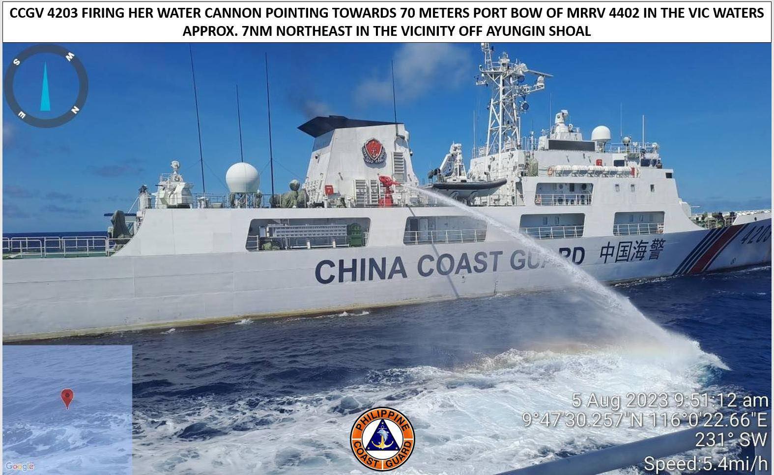 Momentul când o navă a Pazei de Coastă chineze atacă o navă filipineză cu un tun cu apă