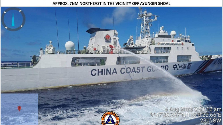 Momentul când o navă a Pazei de Coastă chineze atacă o navă filipineză cu un tun cu apă