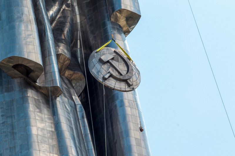 Removing Soviet coat of arms from Motherland Monument in Kyiv